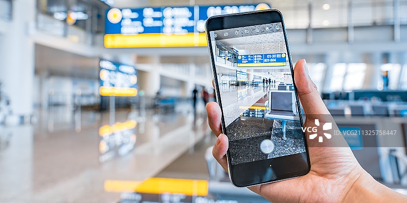 湖北武汉机场拿着手机拍照图片素材