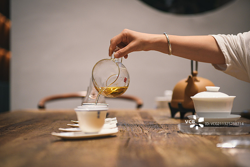 泡茶泡一杯老白茶图片素材