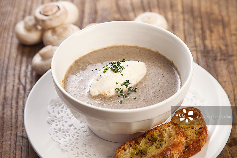 一碗蘑菇汤和面包图片素材
