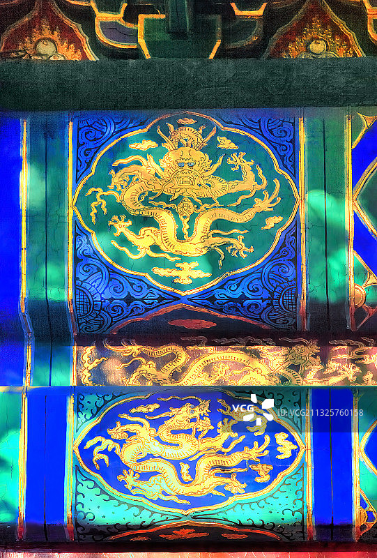 故宫宫殿额枋上的金龙和玺彩画图片素材