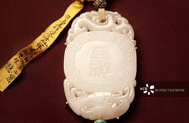 故宫里的白玉呈祥双喜佩件图片素材