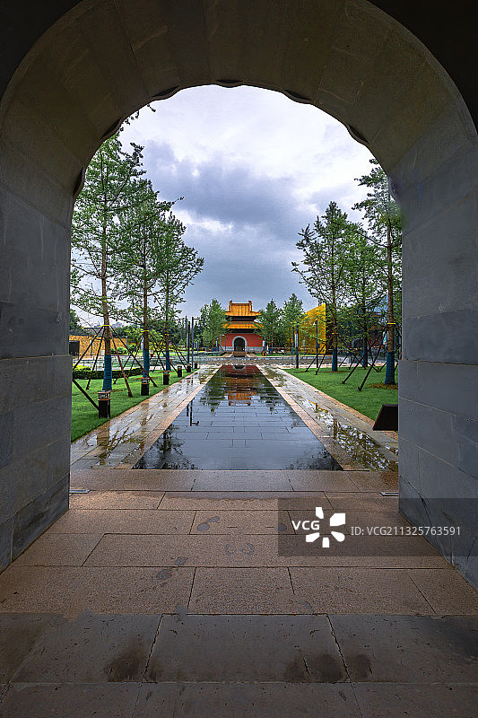雨后对的南京大报恩寺遗址公园御碑亭+南京图片素材