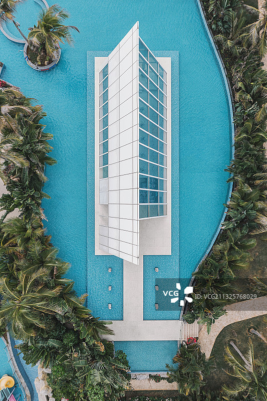 航拍海滩边泳池中的的三角形教堂图片素材