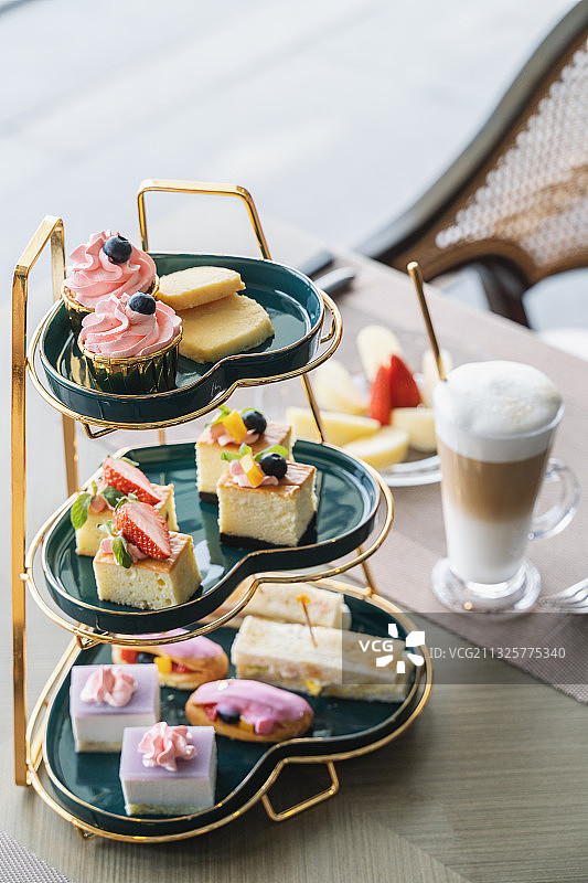 泳池旁的下午茶图片素材