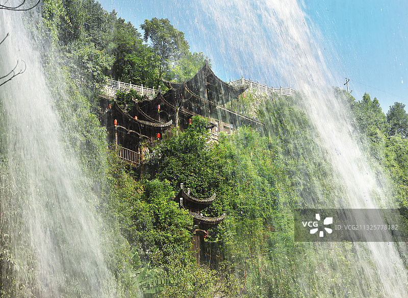 湖南省湘西土家族苗族自治州永顺县芙蓉镇瀑布图片素材