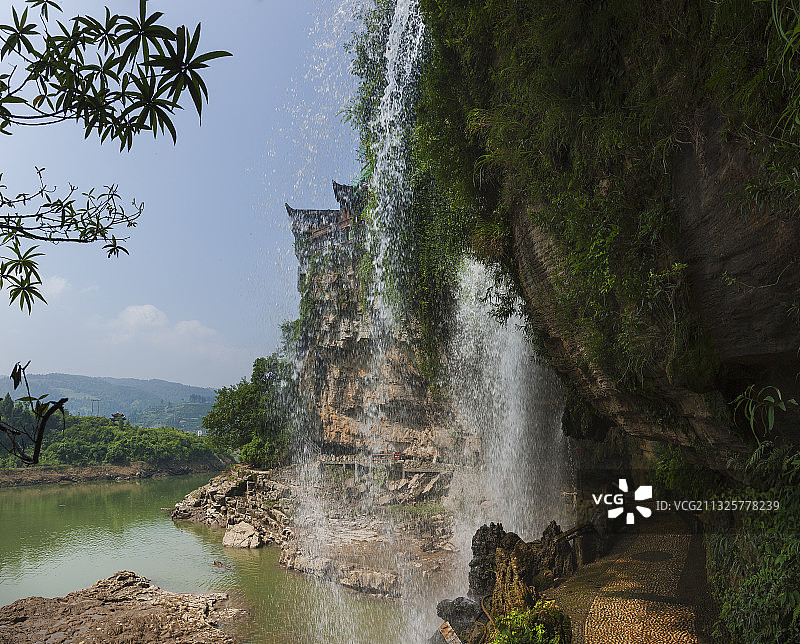 湖南省湘西土家族苗族自治州永顺县芙蓉镇瀑布图片素材