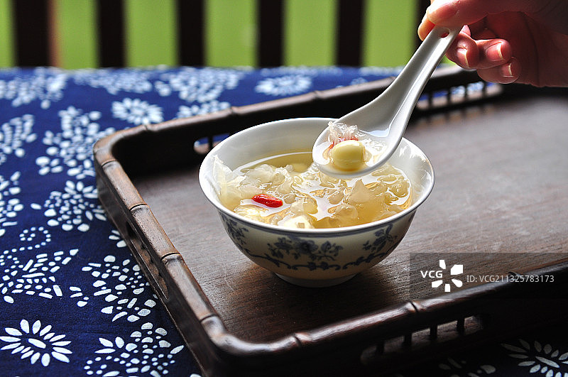 勺子舀起银耳莲子羹图片素材