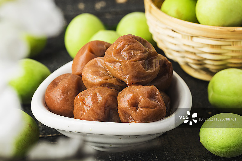 青梅与青梅蜜饯图片素材