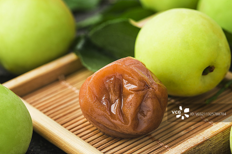青梅与青梅蜜饯图片素材