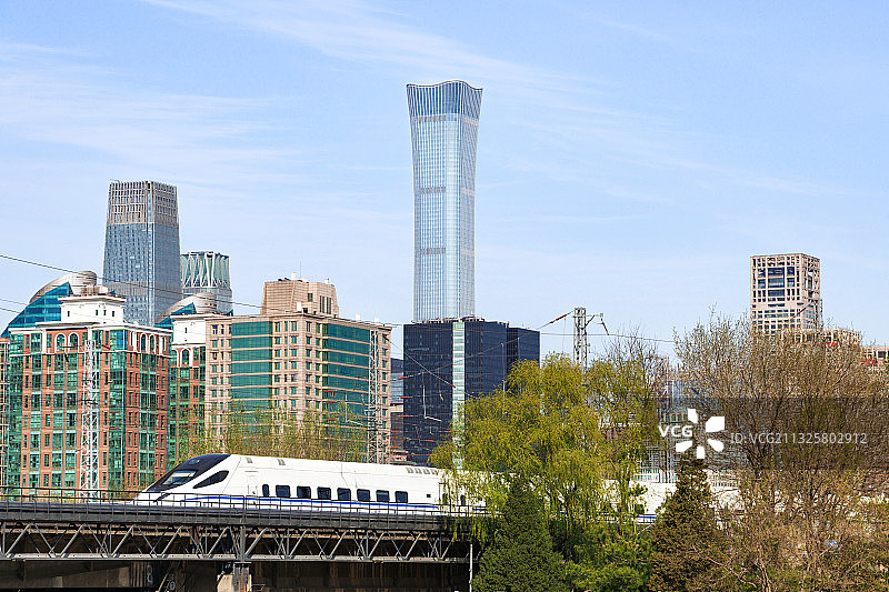 北京市区行驶中的高速铁路图片素材