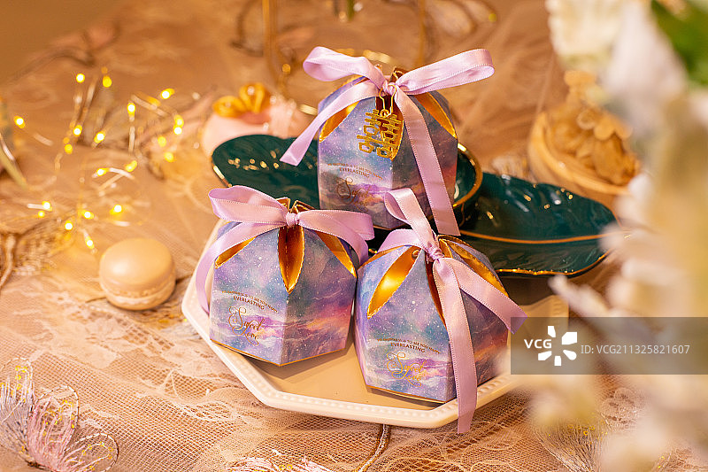 喜糖盒奢侈品碗盘中国风喜庆礼盒糖果盒瓶子花图片素材