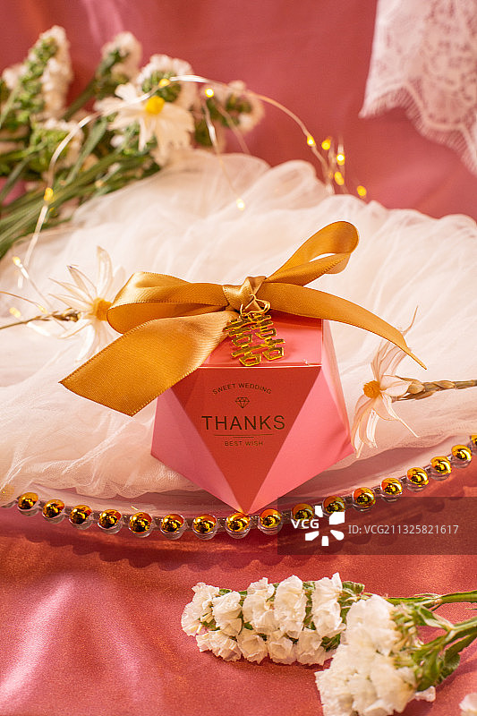 喜糖盒奢侈品碗盘中国风喜庆礼盒糖果盒瓶子花图片素材