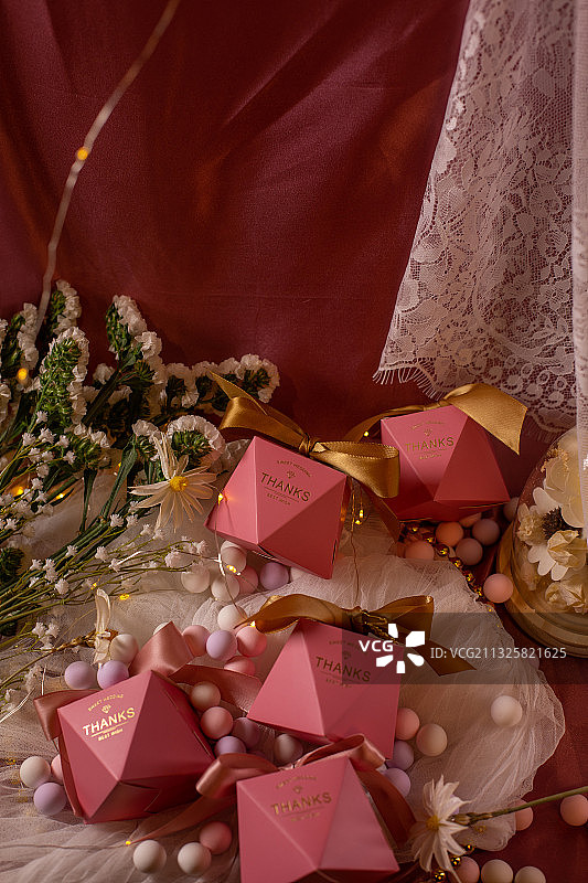 喜糖盒奢侈品碗盘中国风喜庆礼盒糖果盒瓶子花图片素材