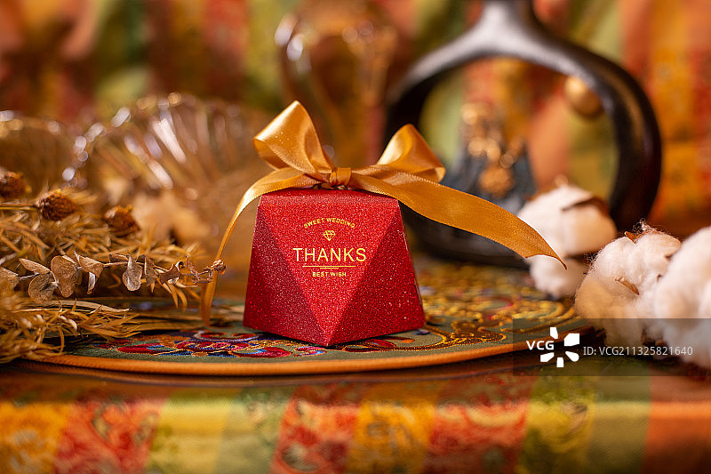 喜糖盒奢侈品碗盘中国风喜庆礼盒糖果盒瓶子花图片素材