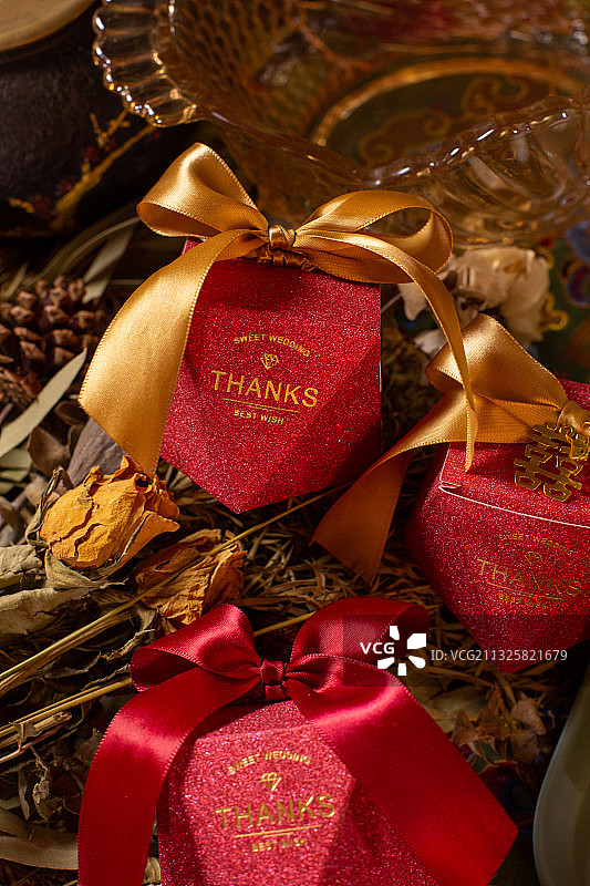 喜糖盒奢侈品碗盘中国风喜庆礼盒糖果盒瓶子花图片素材