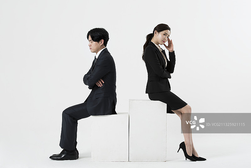 商人和女商人背靠背坐在椅子上，欢呼雀跃图片素材