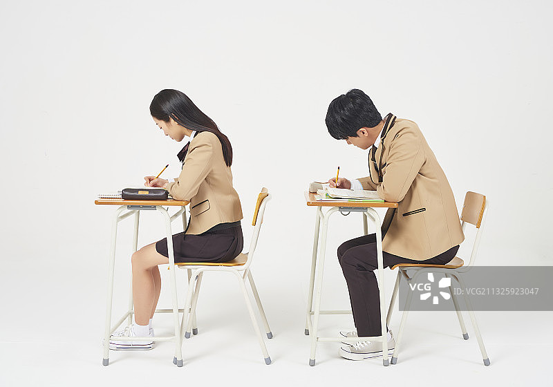 学生们在课桌旁排队学习图片素材