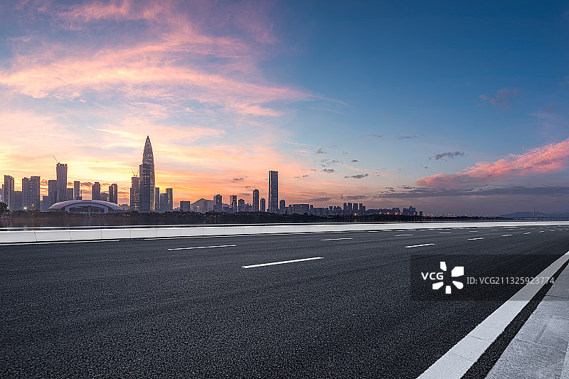 现代建筑城市天际线夜景公路路面图片素材