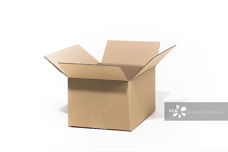 白色背景上的纸板箱图片素材