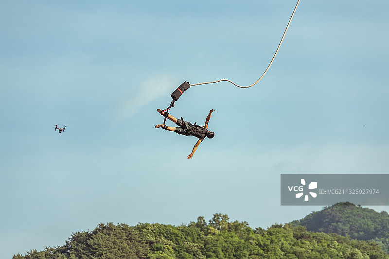 男人蹦极张开双臂图片素材