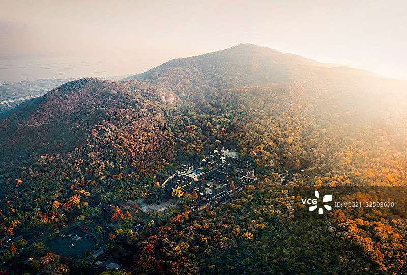 航拍深秋的栖霞山图片素材