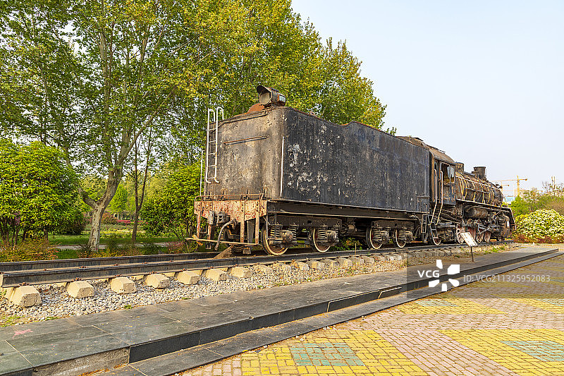 河南省郑州市世纪欢乐园荒废的老火车图片素材