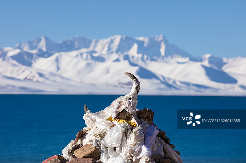 西藏纳木错扎西半岛湖边的玛尼堆，远处是念青唐古拉山。图片素材