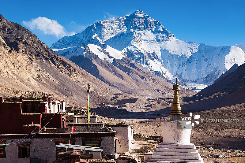 西藏定日县珠峰大本营的绒布寺，远处是珠穆朗玛峰。图片素材