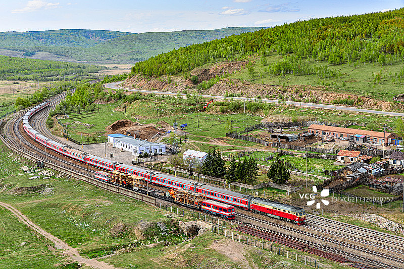 满洲里-丹东2690次兴安岭站发车图片素材