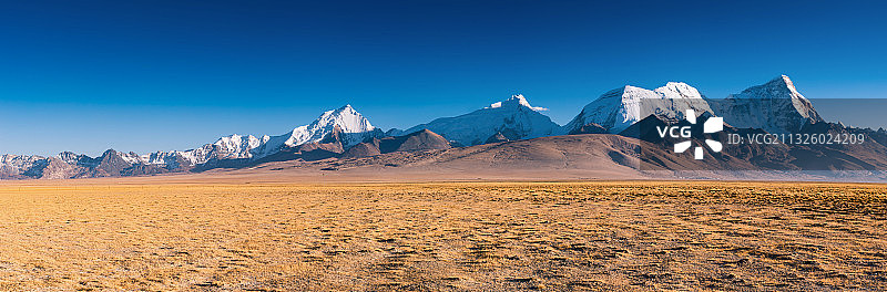 西藏日喀则市亚东县的卓木拉日雪山图片素材