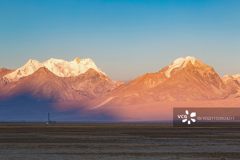 西藏日喀则市亚东县的雪山图片素材