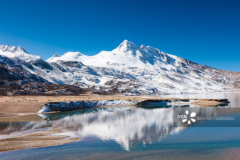 西藏日喀则市康马县冲巴雍错的风景图片素材