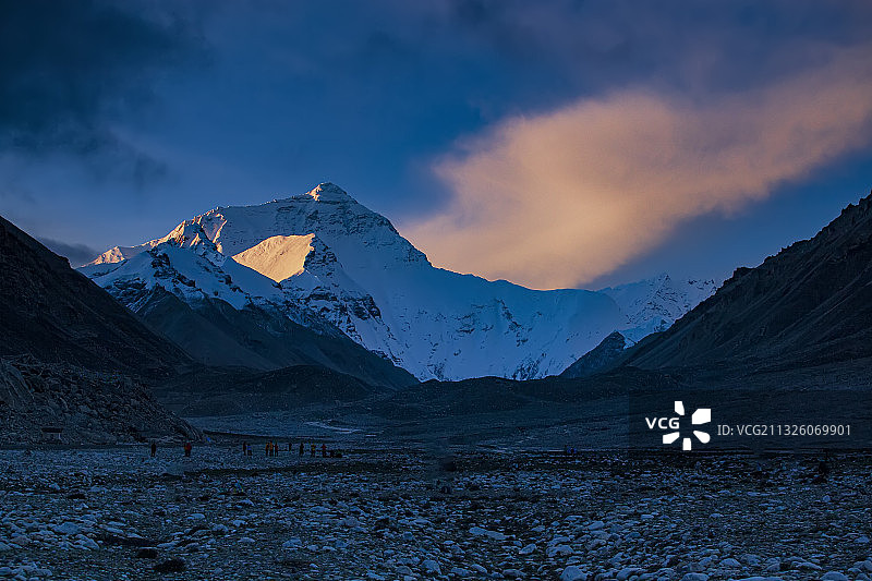 清晨时珠穆朗玛峰大本营雪山图片素材