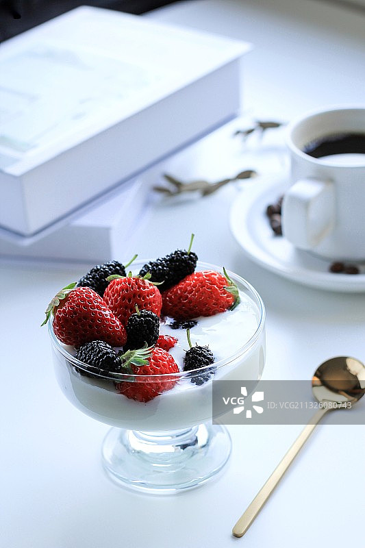 草莓桑葚酸奶图片素材