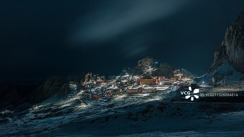 西藏昌都市丁青县孜珠寺的夜景图片素材