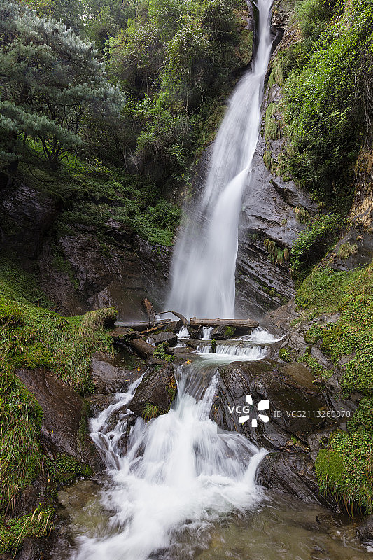 西藏山南市勒布沟的岗亭瀑布图片素材