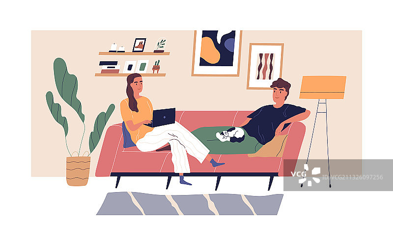 在舒适的沙发上放松的快乐年轻夫妇图片素材