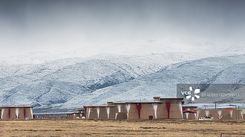 青海年保玉则雪山风光图片素材