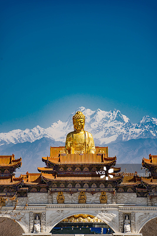 普照雪山图片素材