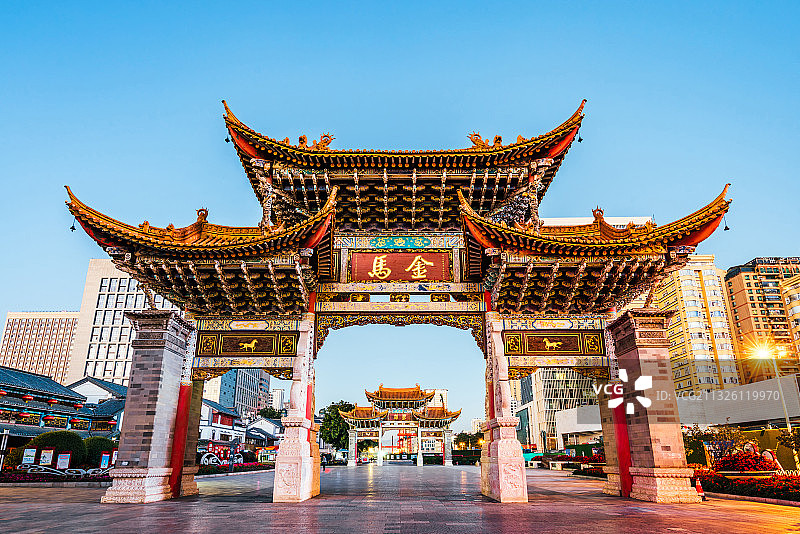 中国云南昆明金马碧鸡坊金马坊夜景图片素材