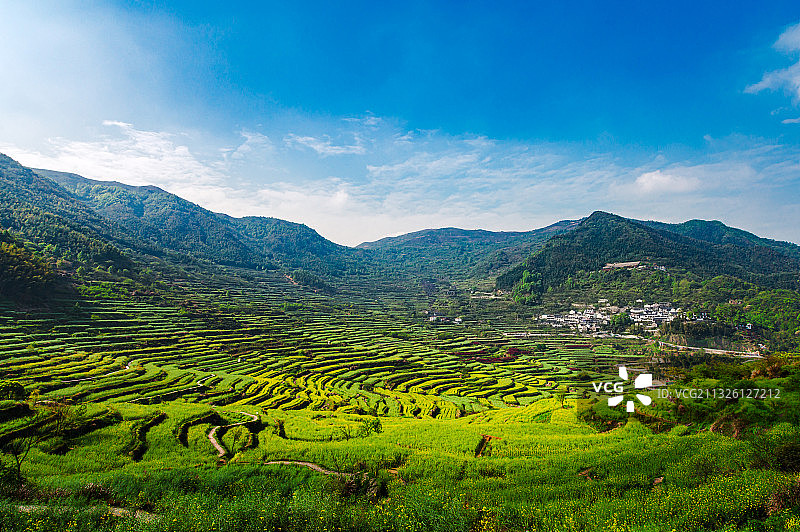 晴天下的覆卮山梯田全景图片素材