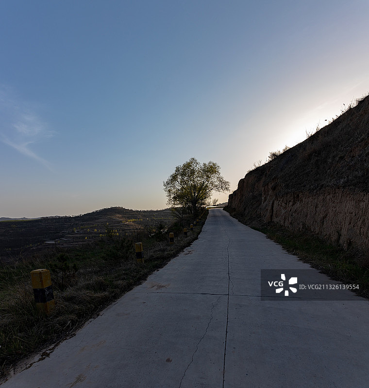 笔直或者弯曲的小村公路是无数农村孩子的童年记忆图片素材