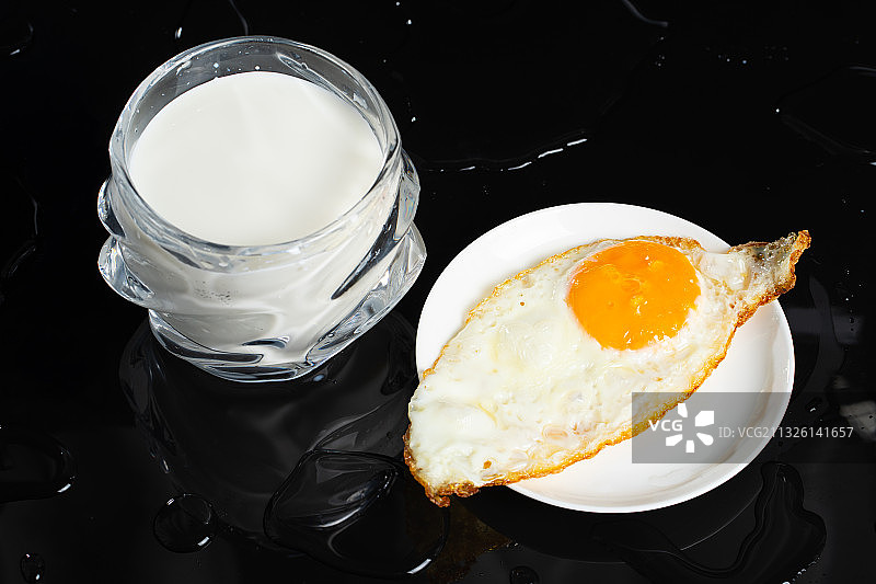 牛奶与单面煎蛋图片素材