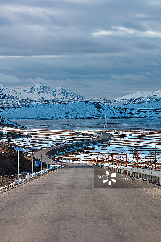 西藏山南市错那县的公路图片素材