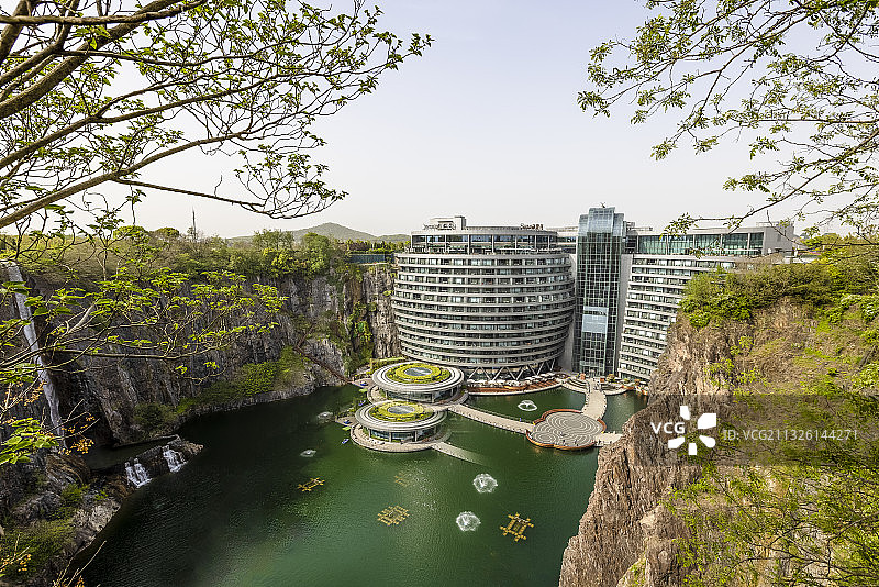 绿树掩映下的上海深坑酒店图片素材