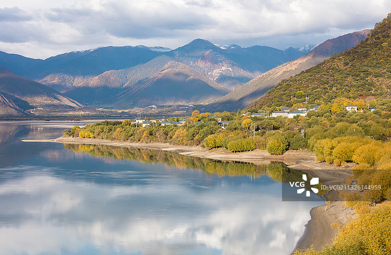 西藏林芝市雅鲁藏布江大峡谷入口段的风景图片素材