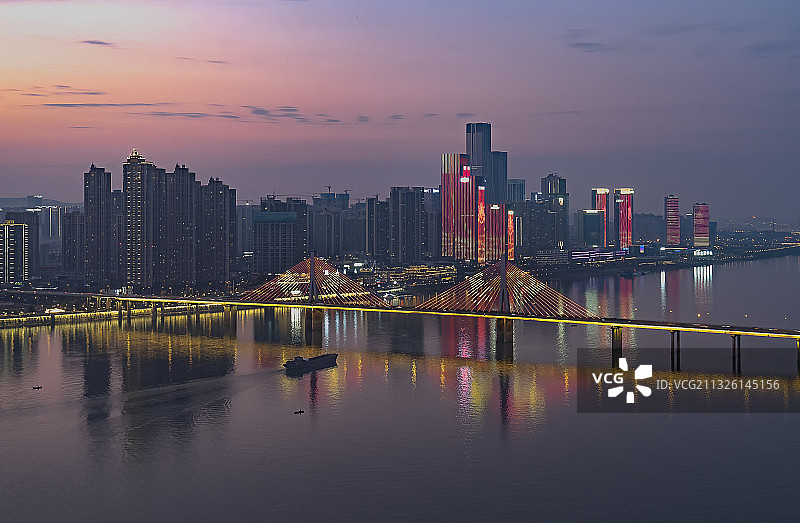 长沙城市夜景-银盆岭大桥和湘江图片素材