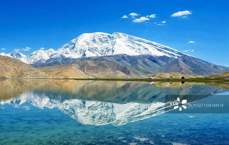 慕士塔格峰卡拉库里湖倒影图片素材