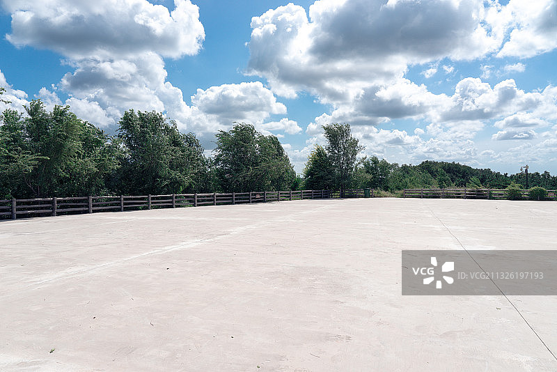 山上空旷的水泥平台图片素材