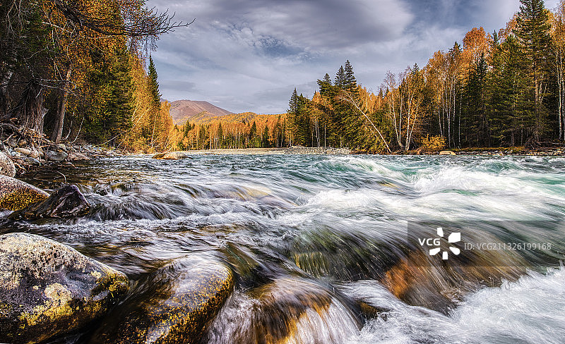 奔腾的禾木河图片素材